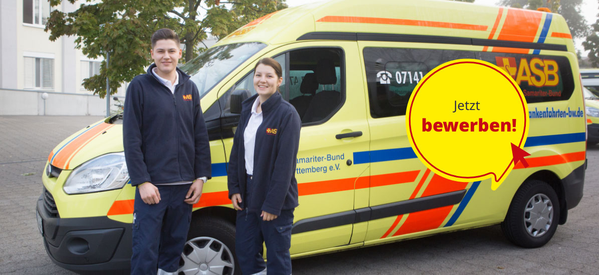 Jetzt beim ASB Stuttgart bewerben! Ein Mann und eine Frau in Arbeitskleidung des ASB stehen vor einem gelben Krankentranportwagen